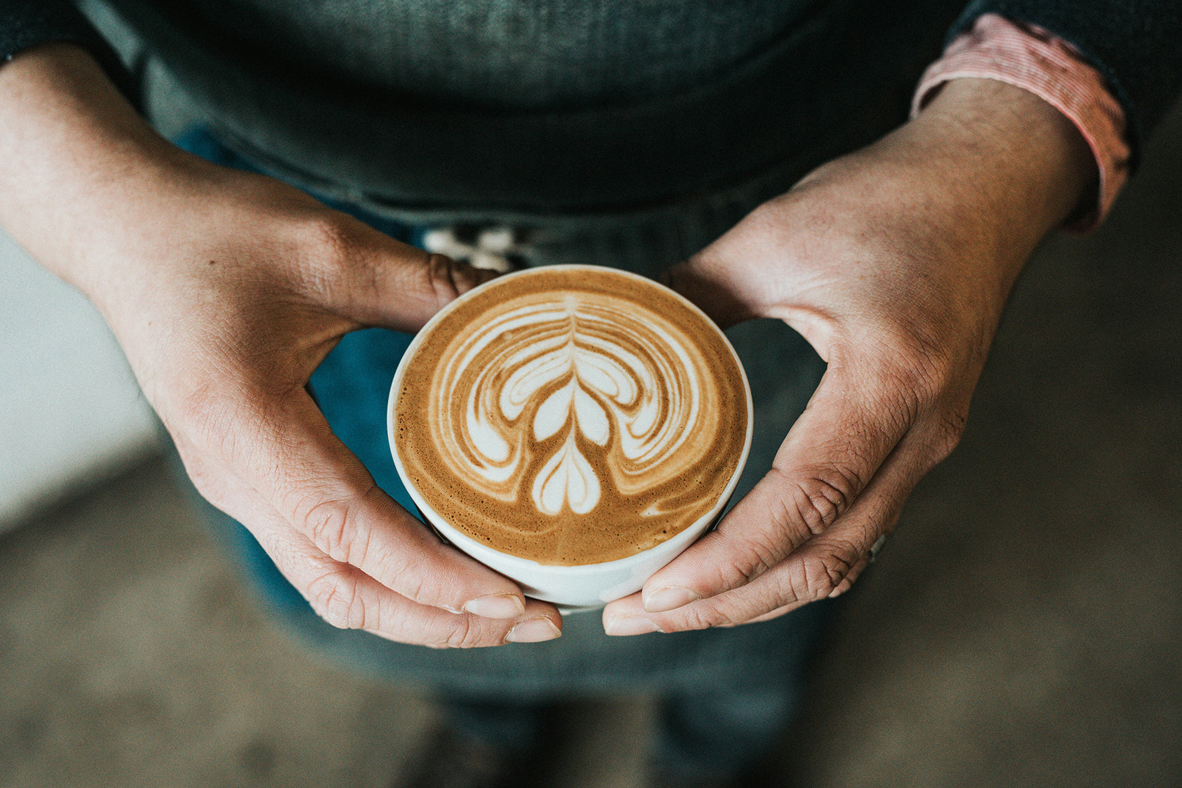 hombre con taza de café de especialidad café aromas